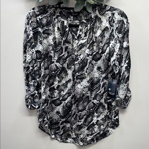 NWT Simply Vera Vera Wang Roll Tab Popover Blouse Black Wild Snake Print XS